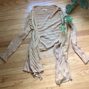 Cropped and tapered light sweater